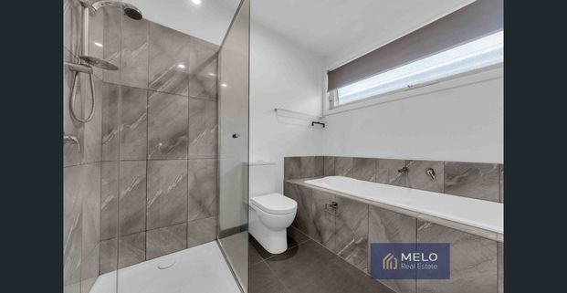 Luxurious Corner townhouse - Photo 1