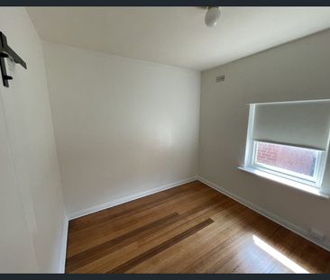 FOUR BEDROOM GROUND FLOOR OLDER STYLE APARTMENT - Photo 3