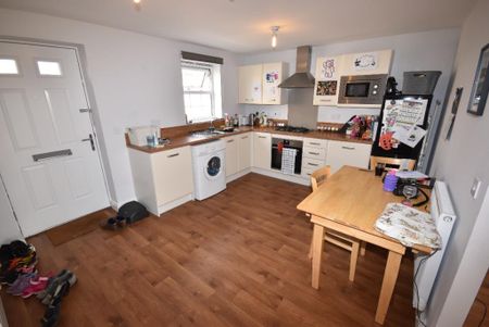 3 bedroom semi-detached house to rent - Photo 5