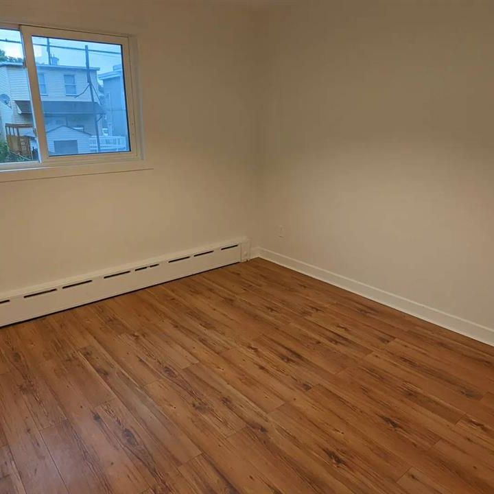 (Hull) Très Grand Logement De 2 Chambres - Photo 1