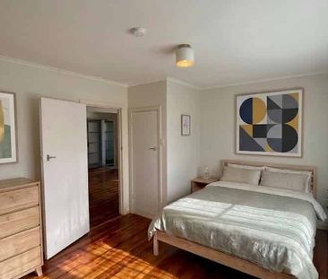 Private, Family-Friendly white furnished Home with Spacious Garden - Photo 3