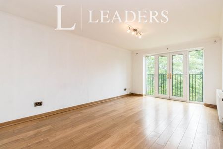 2 bedroom apartment to rent Mallards Reach, Weybridge, KT13 - Photo 2