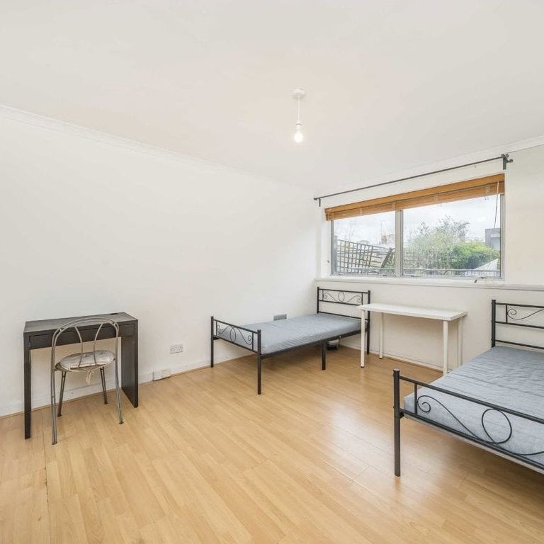 Parkgate Road, SW11 4PJ, London - Photo 1