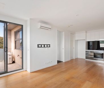 Stylish Apartment Steps from Cafés & Trams - Photo 2