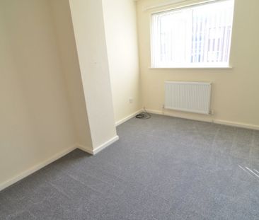 3 bed Town House - To Let - Photo 3