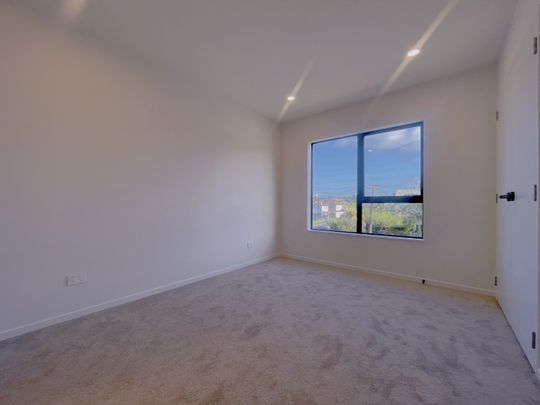 Mt Wellington- NEWLY built sunny THREE bedroom house - Photo 1