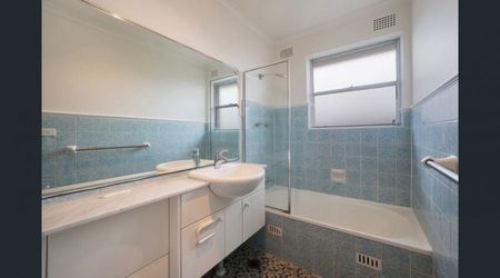 Freshly Updated Apartment in a Prestigious Harbourside Pocket - Photo 4