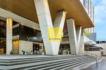 PANORAMIC CITY VIEWS, LUXURIOUS 5-STAR, RECENTLY UPDATED 2-BEDROOM APARTMENT - Photo 4