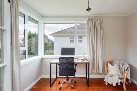 Freshly renovated and ready for new tenants! - Photo 3