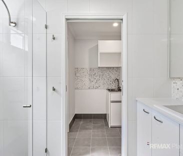 Hamptons Style self-contained unit with style and comfort - Photo 6