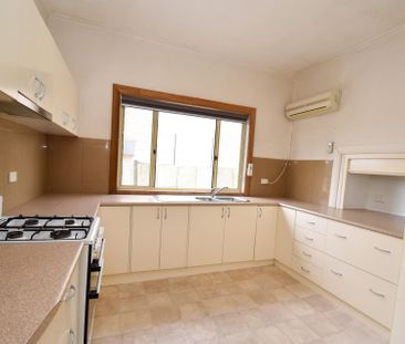 Central Location - Three Bedrooms with Brand New Carpet - Photo 5