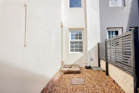 2 Bedroom House - Terraced - Photo 2