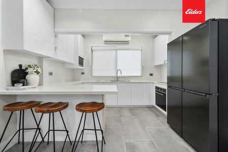Spacious 3-Bedroom Family Home with Direct Access to Henty Park - Photo 4