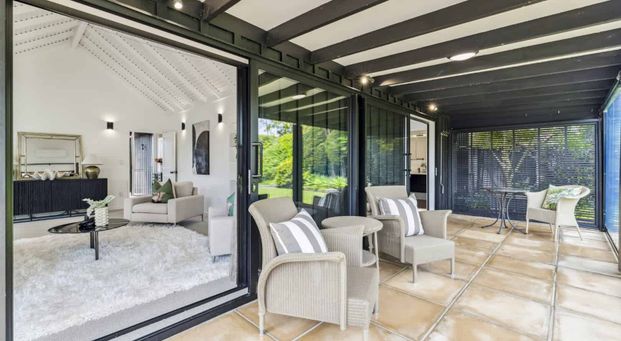 3 Bedrooms Boat Parking Caravan Parking 3 Garage - Photo 1