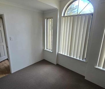 Less Than 500m to Warnbro Beach! - Photo 3