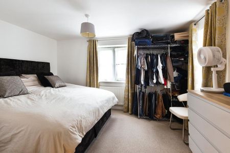 4 bedroom detached house to rent - Photo 2