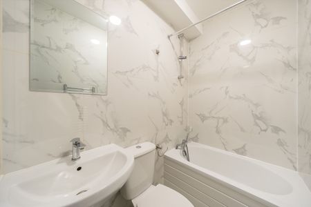 High Street, SM1, London - Photo 3