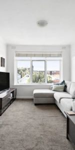 Top-Floor Spacious Apartment in Prime Richmond Location with small car space *NOTE INDUCTION COOKTOP INSTALLED* - Photo 4