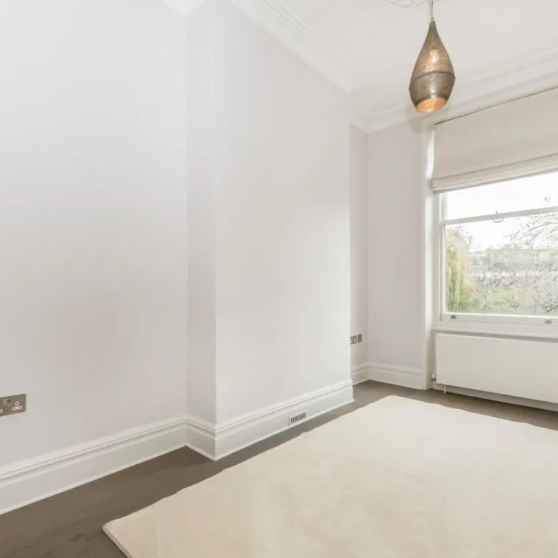 4 bedroom flat in Clevedon Road - Photo 1