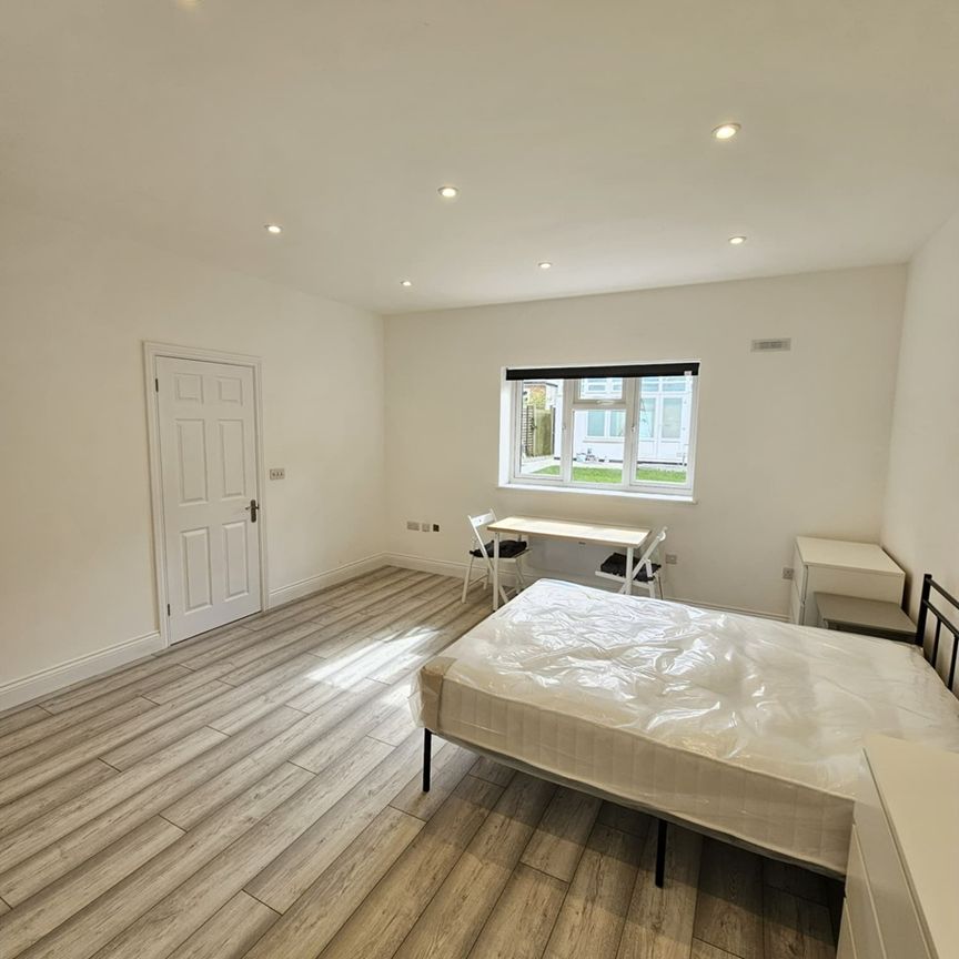 Studio Flat, London, NW11 - Photo 1