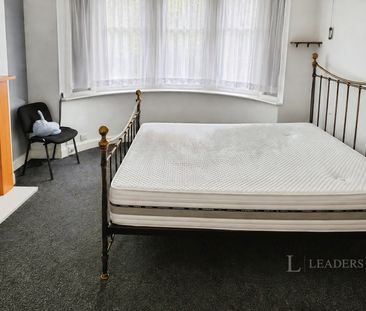 3 bedroom house to rent Old Bedford Road, Luton, Bedfordshire, LU2 - Photo 5