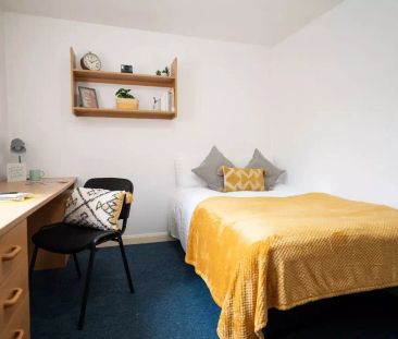 Large Double Ensuite - Photo 1
