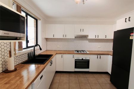 Beautiful Villa in Darcy Road Public School Catchment – With Whole-Home Water Filtration - Photo 2