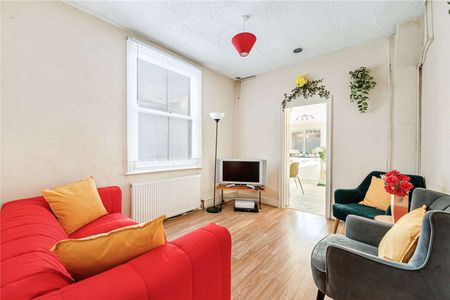 A recently refurbished five bedroom home with private garden. - Photo 2