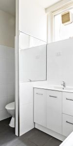 Large apartment in great location with privacy and security. - Photo 4