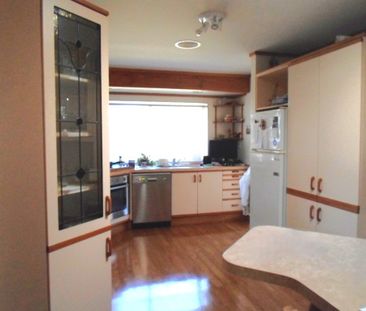 Waikanae - 4 Bedrooms - Photo 3