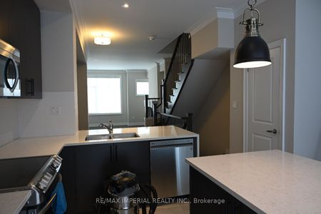 Condo Townhouse For Lease | W8041304 - Photo 2