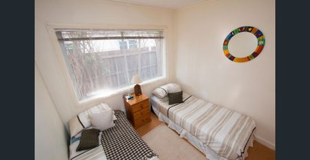 HUGE FURNISHED BEACHSIDE ST KILDA APARTMENT WITH MARINA VIEWS - ALL BILLS INCLUDED - Photo 5