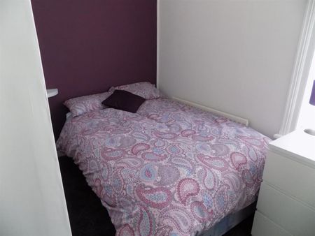 3 bedroom Flat To Let - Photo 3