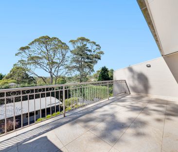 North-Facing, Impeccably Renovated Duplex Positioned 300m to Lane C... - Photo 1