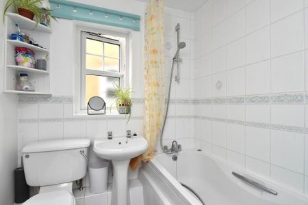 2 bedroom semi-detached house to rent - Photo 4