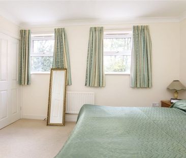 Spacious four bedroom end of terraced townhouse with private garden... - Photo 2