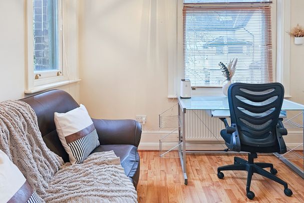 Room in a Shared House, Carlton Road, M16 - Photo 1