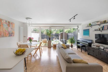 4 Bed Maisonette, Goulden House, SW11 - Photo 3