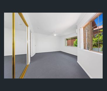 Spacious Townhouse in a Prime Kelvin Grove Location - Photo 3