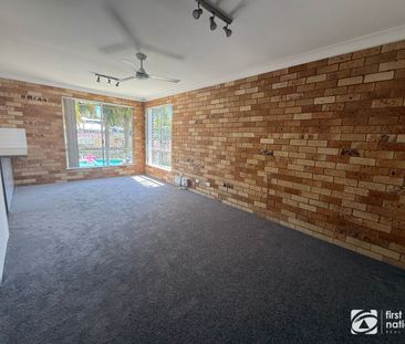 Renovated townhouse within walking distance to town - Photo 2