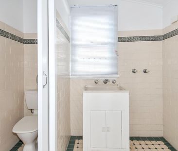 RENOVATED CENTRAL 3 BEDROOM HOME - Photo 6