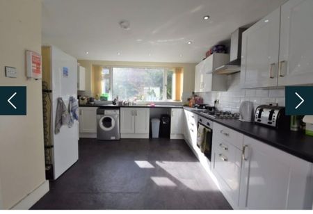 6 Bed - 3 Moor Park Drive, Headingley, Leeds - LS6 4BX - Student - Photo 3