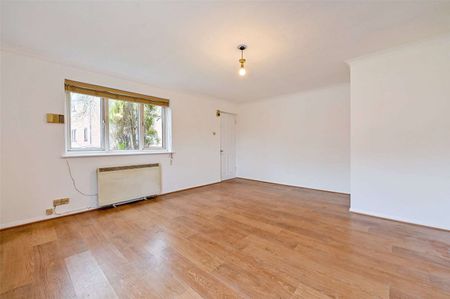 A ground floor studio located in the village of Bourne End - Photo 3