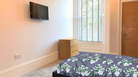 2 bedroom flat to rent - Photo 2