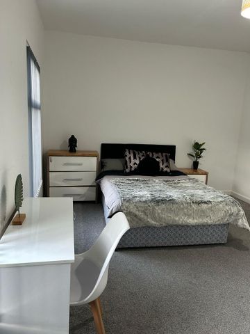 1 bedroom in a house share to rent - Photo 2