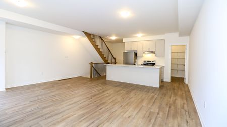 For Lease - 2023 Matteer Court Unit# Unit 21, Innisfil, Ontario - Photo 3