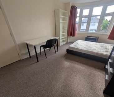 4 bedroom semi-detached house to rent - Photo 5