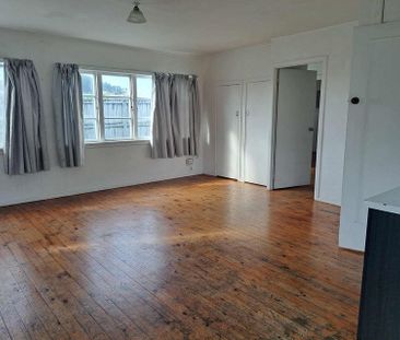 2 bedroom central with added storage rooms! - Photo 4