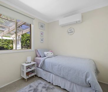 Generously sized family home enjoys level yard and views - Photo 5