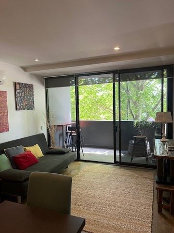 FULLY FURNISHED in CARLTON – FANTASTIC LOCATION! - Photo 3